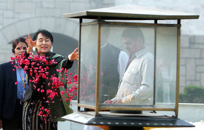 आंग सान सू की पहुंची भारत, नेहरू और गांधी को दी श्रद्धांजलि