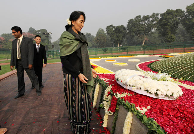 आंग सान सू की पहुंची भारत, नेहरू और गांधी को दी श्रद्धांजलि