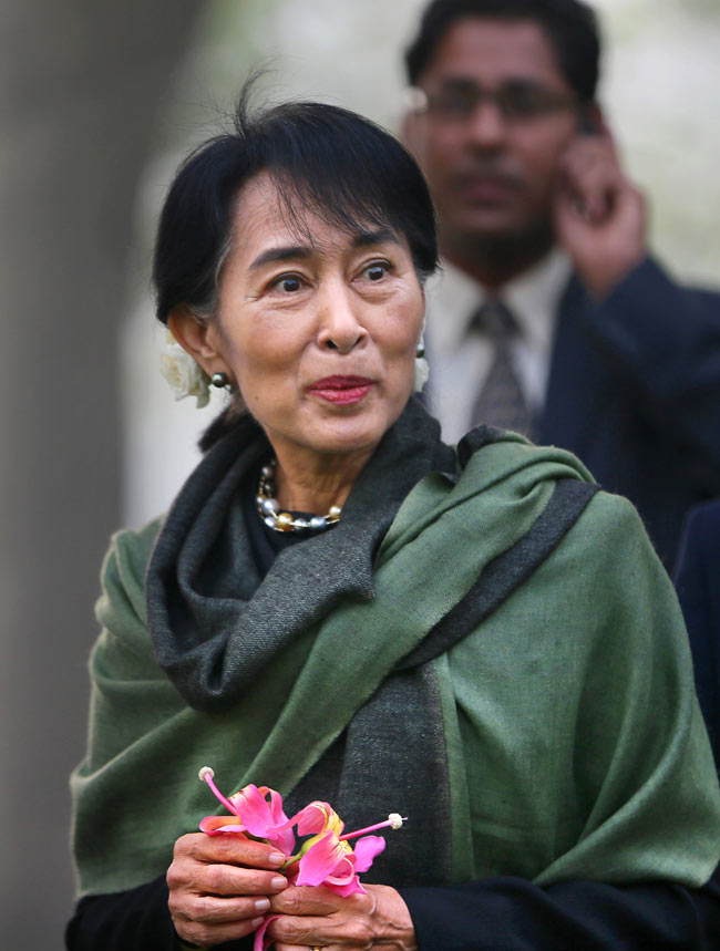 आंग सान सू की पहुंची भारत, नेहरू और गांधी को दी श्रद्धांजलि