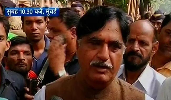 देखें कौन-कौन पहुंचा बाल ठाकरे से मिलने | तस्वीरों में ठाकरे