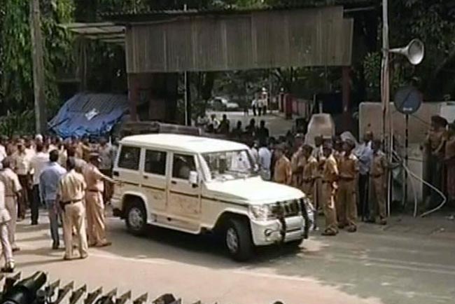 देखें कौन-कौन पहुंचा बाल ठाकरे से मिलने | तस्वीरों में ठाकरे