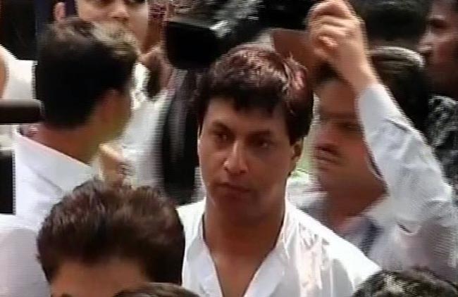 देखें कौन-कौन पहुंचा बाल ठाकरे से मिलने | तस्वीरों में ठाकरे