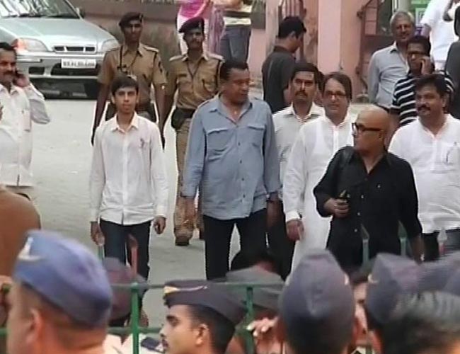 देखें कौन-कौन पहुंचा बाल ठाकरे से मिलने | तस्वीरों में ठाकरे