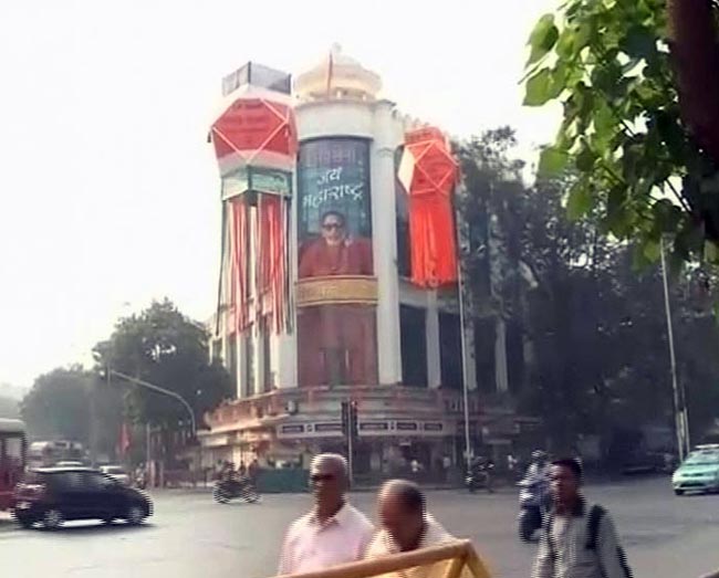 देखें कौन-कौन पहुंचा बाल ठाकरे से मिलने | तस्वीरों में ठाकरे