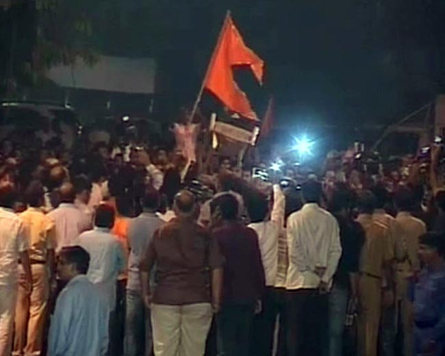 देखें कौन-कौन पहुंचा बाल ठाकरे से मिलने | तस्वीरों में ठाकरे