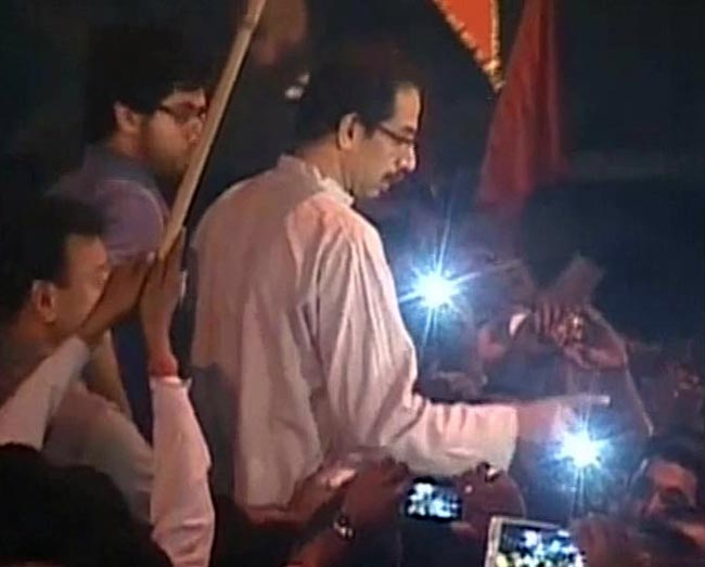 देखें कौन-कौन पहुंचा बाल ठाकरे से मिलने | तस्वीरों में ठाकरे