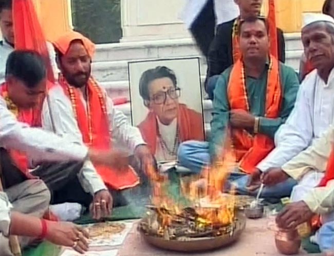 देखें कौन-कौन पहुंचा बाल ठाकरे से मिलने | तस्वीरों में ठाकरे