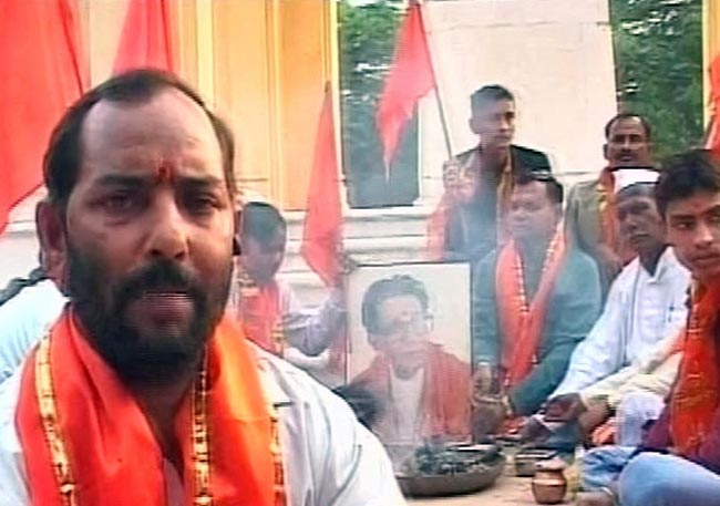 देखें कौन-कौन पहुंचा बाल ठाकरे से मिलने | तस्वीरों में ठाकरे