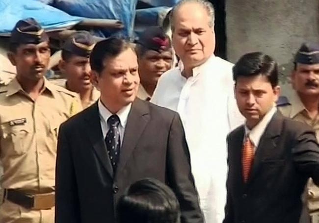 देखें कौन-कौन पहुंचा बाल ठाकरे से मिलने | तस्वीरों में ठाकरे