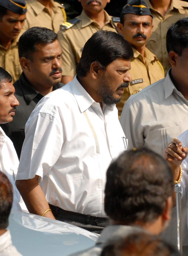 देखें कौन-कौन पहुंचा बाल ठाकरे से मिलने | तस्वीरों में ठाकरे