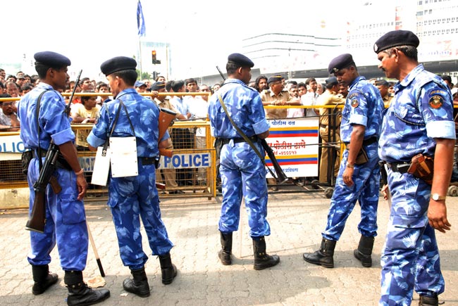 देखें कौन-कौन पहुंचा बाल ठाकरे से मिलने | तस्वीरों में ठाकरे