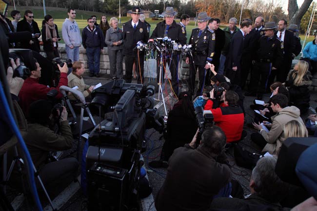 अमेरिकी स्‍कूल में गोलीबारी, ओबामा की आंखें हुई नम