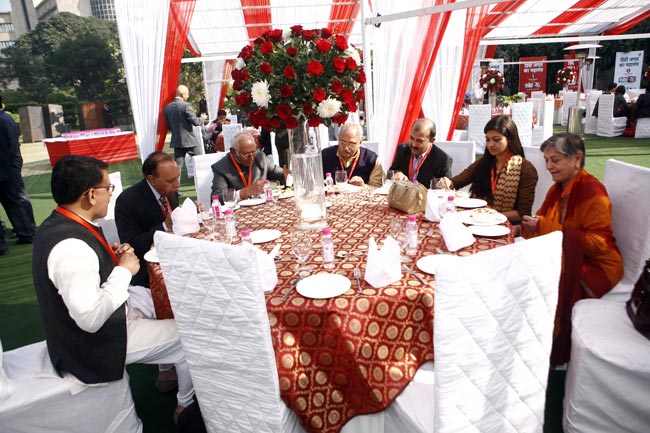 एजेंडा आजतक: लंच पर बैठे दिग्गिज