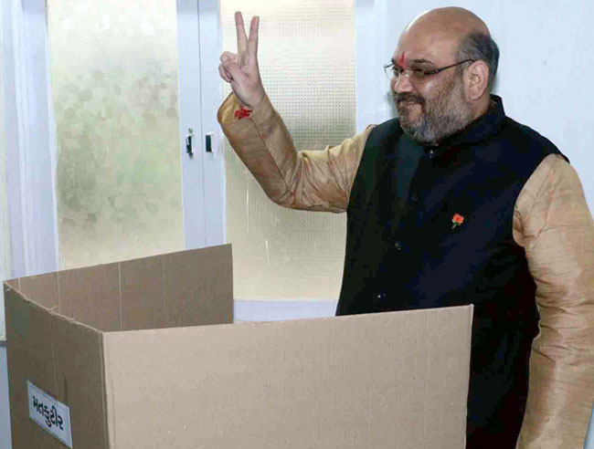 देखें गुजरात विधानसभा चुनाव के आखिरी दौर के मतदान की तस्वीरें