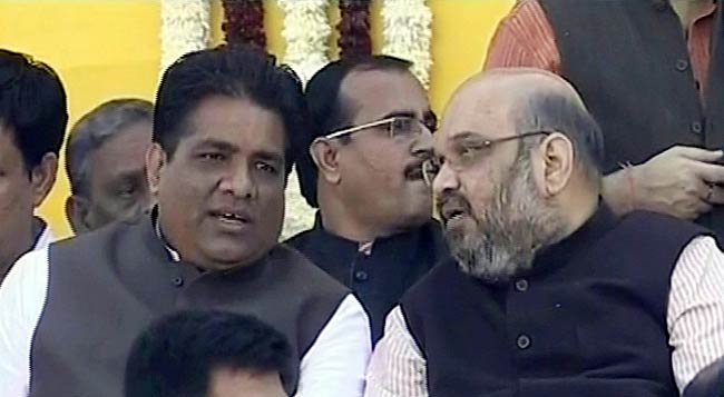 गुजरात: भव्‍य समारोह में नरेंद्र मोदी की ताजपोशी