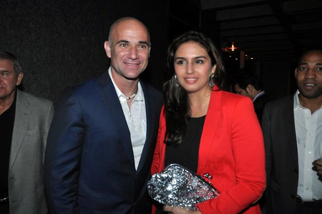 टेनिस चैंप अगासी को बॉलीवुड 'परियों' का सलाम |  सितारों की मस्‍ती