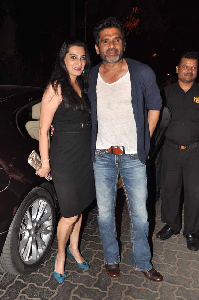 अनु-सनी दीवान की क्रिसमस पार्टी में सितारे | अलग 'लुक' में वीणा