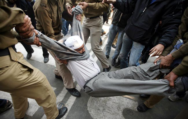 दिल्‍ली में CM आवास के बाहर केजरीवाल का प्रदर्शन