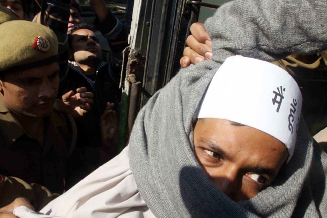 दिल्‍ली में CM आवास के बाहर केजरीवाल का प्रदर्शन