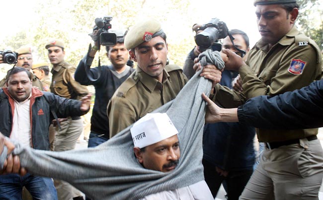 दिल्‍ली में CM आवास के बाहर केजरीवाल का प्रदर्शन