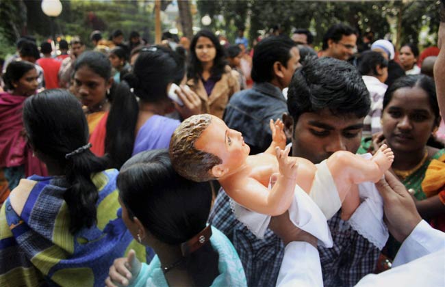 देशभर में क्रिसमस की धूम, सेंटा ने बांटी खुशियां