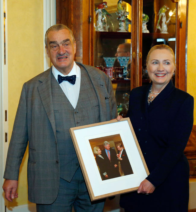 पेट में संक्रमण की वजह से बेहोश हुईं हिलेरी