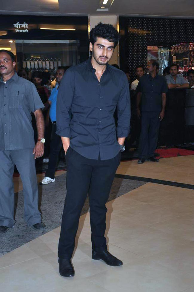 सितारों से सजा फिल्‍म 'दबंग 2' का प्रीमियर | फर्स्‍ट लुक