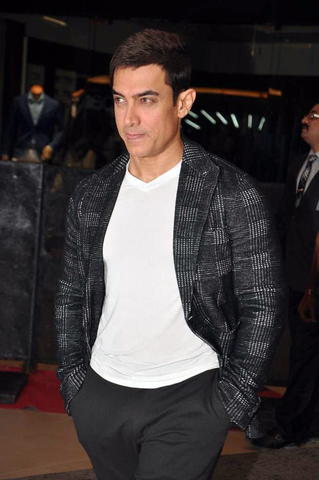 सितारों से सजा फिल्‍म 'दबंग 2' का प्रीमियर | फर्स्‍ट लुक