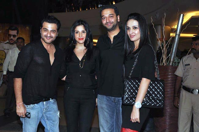 सितारों से सजा फिल्‍म 'दबंग 2' का प्रीमियर | फर्स्‍ट लुक