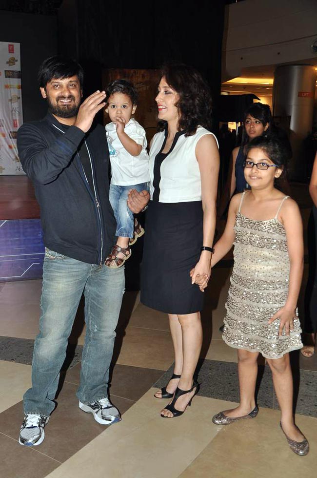 सितारों से सजा फिल्‍म 'दबंग 2' का प्रीमियर | फर्स्‍ट लुक