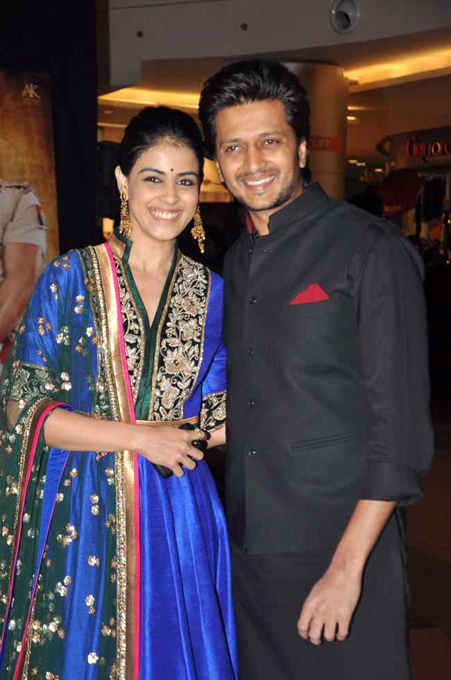 सितारों से सजा फिल्‍म 'दबंग 2' का प्रीमियर | फर्स्‍ट लुक