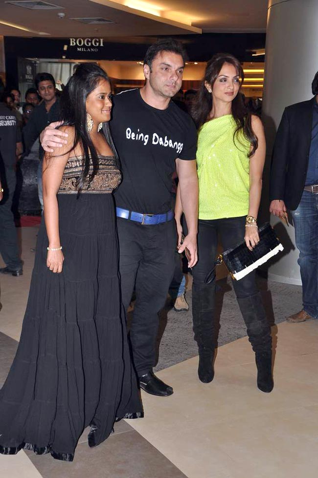 सितारों से सजा फिल्‍म 'दबंग 2' का प्रीमियर | फर्स्‍ट लुक