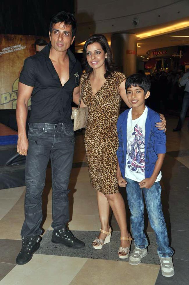 सितारों से सजा फिल्‍म 'दबंग 2' का प्रीमियर | फर्स्‍ट लुक