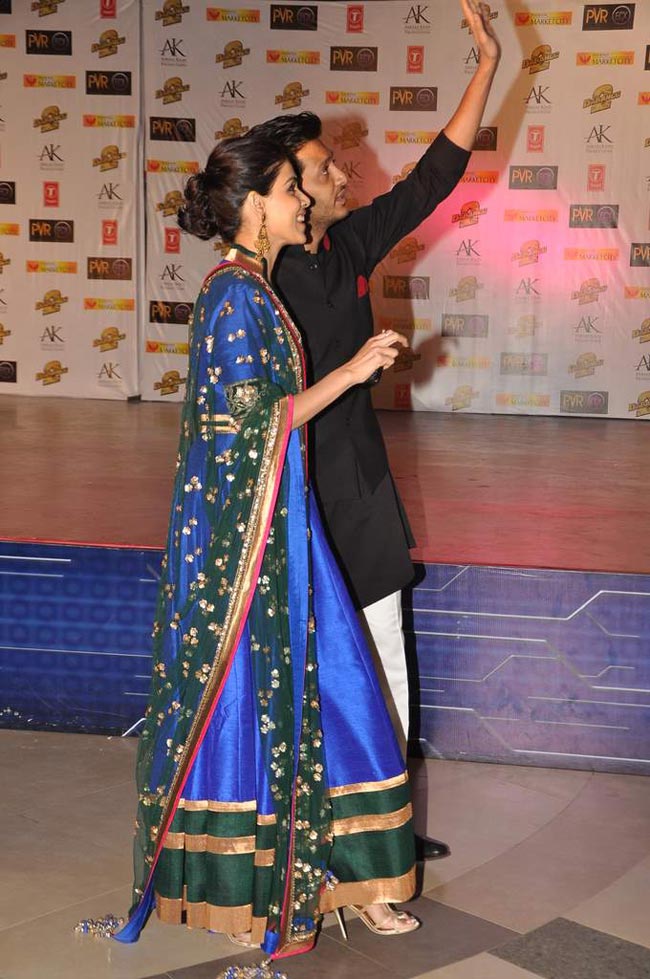 सितारों से सजा फिल्‍म 'दबंग 2' का प्रीमियर | फर्स्‍ट लुक