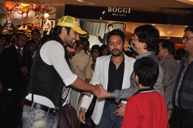 सितारों से सजा फिल्‍म 'दबंग 2' का प्रीमियर | फर्स्‍ट लुक