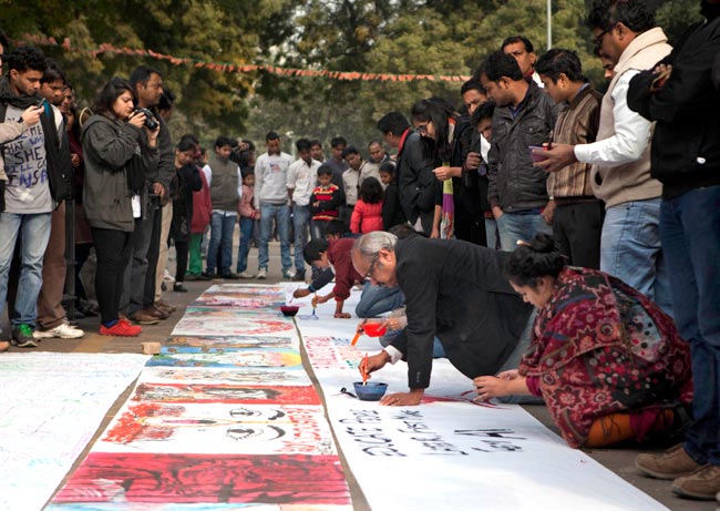 पंचतत्व में विलीन हुई पीड़िता, प्रदर्शन जारी  | शोक में देश