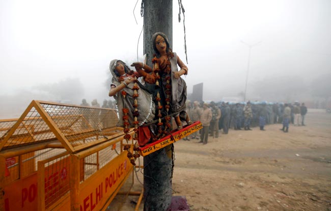 पंचतत्व में विलीन हुई पीड़िता, प्रदर्शन जारी  | शोक में देश