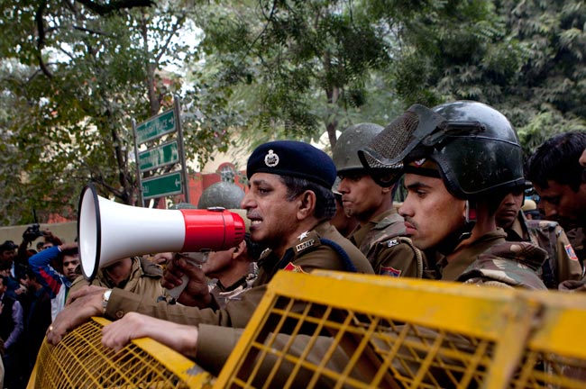 पंचतत्व में विलीन हुई पीड़िता, प्रदर्शन जारी  | शोक में देश