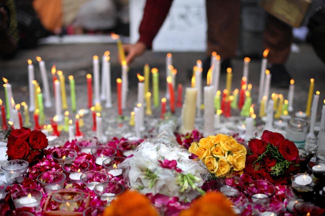 पंचतत्व में विलीन हुई पीड़िता, प्रदर्शन जारी  | शोक में देश