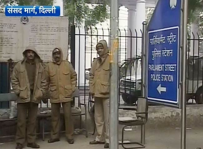 गैंगरेप पीड़िता की मौत के बाद दिल्ली छावनी में तब्दील