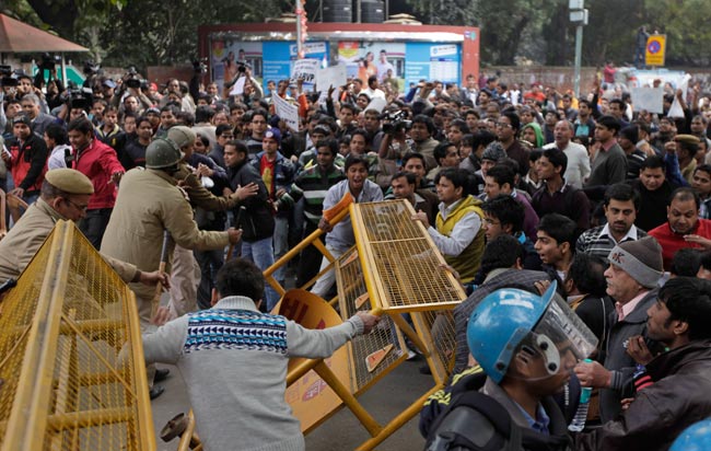 पंचतत्व में विलीन हुई पीड़िता, प्रदर्शन जारी  | शोक में देश