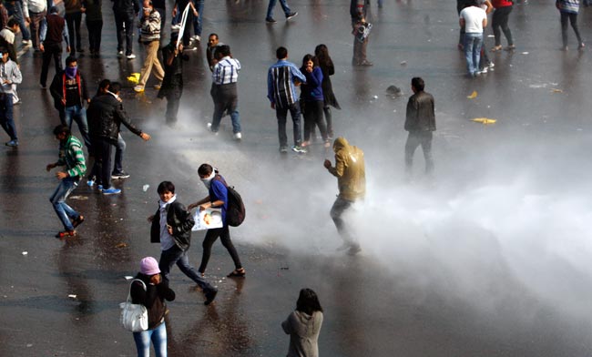 गैंगरेप: प्रदर्शनकारियों पर पुलिस ने भांजी लाठियां