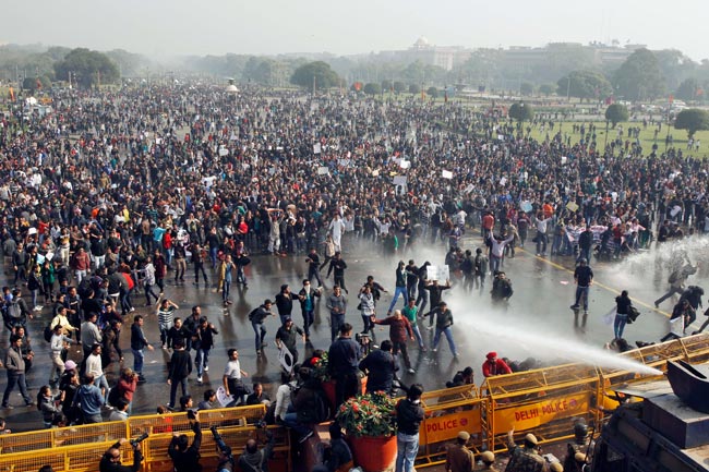 गैंगरेप: प्रदर्शनकारियों पर पुलिस ने भांजी लाठियां