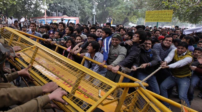 पंचतत्व में विलीन हुई पीड़िता, प्रदर्शन जारी  | शोक में देश