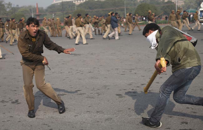 गैंगरेप: प्रदर्शनकारियों पर पुलिस ने भांजी लाठियां