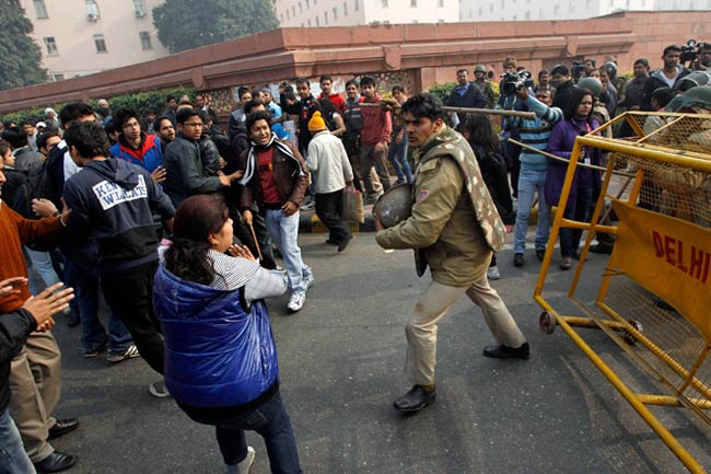 गैंगरेप: दिल्‍ली में धारा 144, प्रदर्शनकारियों को जबरन हटाया गया