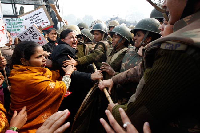 गैंगरेप: दिल्‍ली में धारा 144, प्रदर्शनकारियों को जबरन हटाया गया