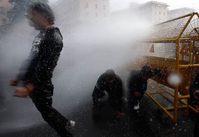 गैंगरेप: दिल्‍ली में धारा 144, प्रदर्शनकारियों को जबरन हटाया गया