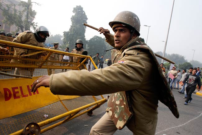 गैंगरेप: दिल्‍ली में धारा 144, प्रदर्शनकारियों को जबरन हटाया गया