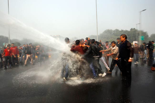 गैंगरेप: दिल्‍ली में धारा 144, प्रदर्शनकारियों को जबरन हटाया गया